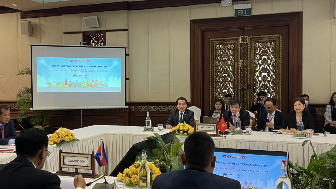 Thứ trưởng Đoàn Văn Việt thay mặt Đoàn Việt Nam  phát biểu chia sẻ thông tin tại Hội nghị
